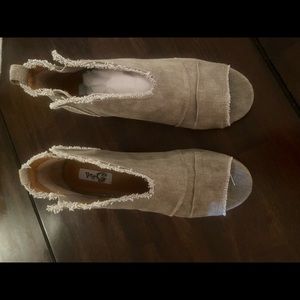 Very G cream colored, with light fringe, Opened toe ankle booties